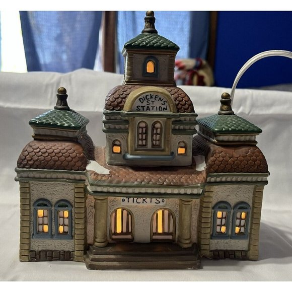 O'Well Novelty Dickens Keepsake 1993 Porcelain Lighted “St. Train Station” - Picture 3 of 9